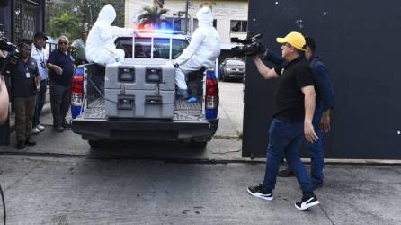 Los cadáveres de las tres mujeres asesinadas entrando a la morgue de Medicina Forense de San Pedro Sula.