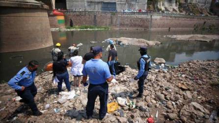 Elementos de la DPI en el levantamiento de un cadáver abandonado en el río Choluteca.