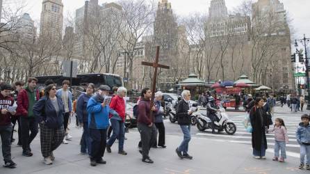 La procesión del viacrucis recorrió las calles de Nueva York este Viernes Santo.
