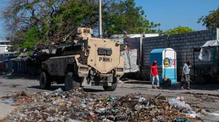 Un carro blindado de la policía patrulla en Champs Mars, la principal plaza pública de la ciudad, este martes en Puerto Príncipe (Haití).