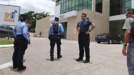 Agentes de investigación afuera del edificio del 911 en Tegucigalpa.