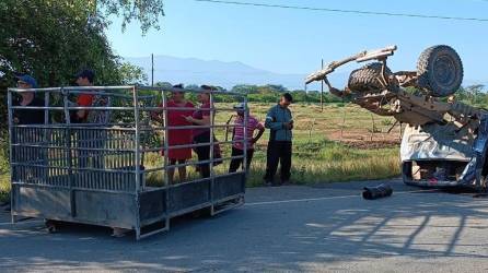 Dos muertos y alrededor de diez personas heridas dejó un fatal accidente vehicular, registrado en la carretera hacia Coyoles Central en el municipio de Olanchito, Yoro.