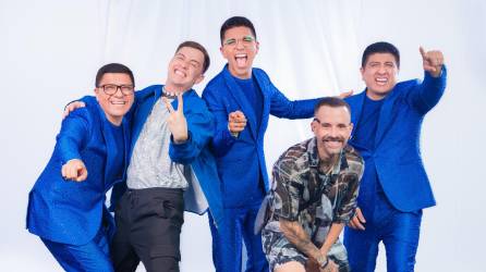 Fotografía cedida por Andrea Ramírez PR donde aparecen los integrantes del Grupo Cinco junto al rapero puertorrueño Guaynaa y el cantante colombiano Mike Bahía.