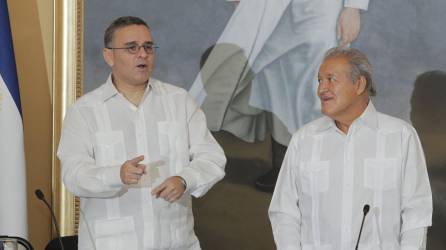 Los expresidentes de El Salvador Mauricio Funes (i) y Salvador Sánchez Cerén (d), fueron sancionados por EEUU.