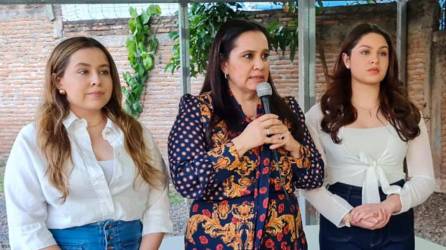 La exprimera dama de Honduras, Ana García de Hernández, junto a sus dos hijas.