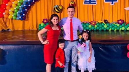 Yuliana Hinestroza junto a su esposo Carlos Amaya y dos de sus hijos en un centro educativo de Taiwán. El matrimonio de hondureños tiene tres hijos y viven en Taipéi desde hace 18 años.