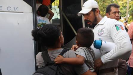 Una migrante con su hijo conversa con un oficial del Instituto Nacional de Migración (INM) antes de abordar un autobús en el municipio de Mapastepec, estado de Chiapas.