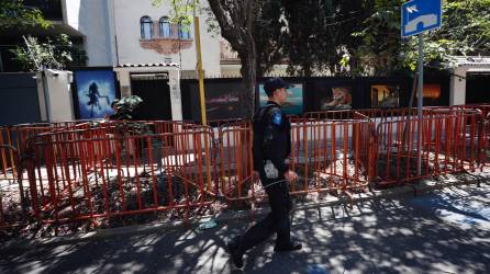Policías de la Secretaria de Seguridad Pública resguardan con vallas metálicas las instalaciones de la embajada de Ecuador en la Ciudad de México.
