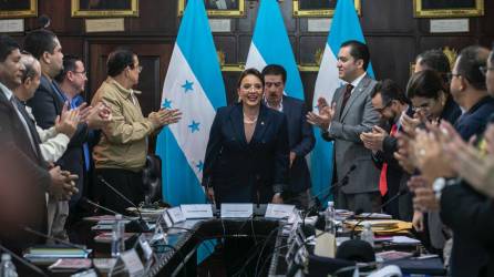 Ministros de Honduras y presidenta Xiomara Castro en la aprobación del presupuesto.