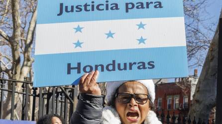 Un manifestante canta slongs durante una protesta frente a un tribunal federal el primer día del juicio por tráfico de drogas del ex presidente hondureño Juan Orlando Hernández en Nueva York, Nueva York, EE.UU.