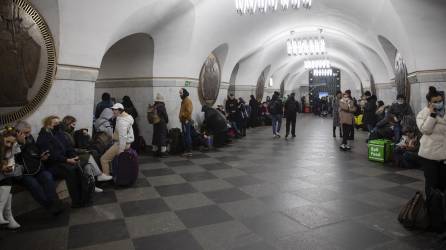 En medio de las batallas en las calles de Kiev contra las fuerzas rusas que invadieron Ucrania, miles de civiles pasan noches de angustia apiñados en el metro de la capital del país, uno de los refugios antibomba en este país.