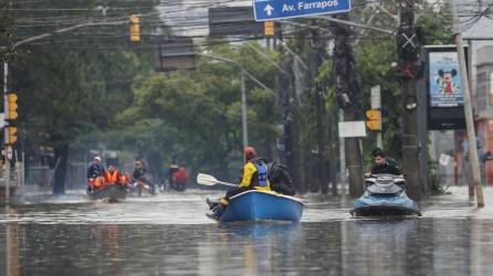 Rescatistas voluntarios navegan entre las calles inundadas en el barrio Humaita, este domingo en Porto Alegre (Brasil).