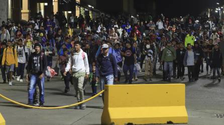 Migrantes de diferentes nacionalidades salieron el sábado de la Gran Central Metropolitana en la ciudad San Pedro Sula al norte de Honduras.