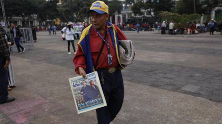 Un voceador de prensa ofrece los periódicos del día en la Plaza de la Constitución, horas antes de la ceremonia de investidura del entrante presidente Bernardo Arévalo de León.