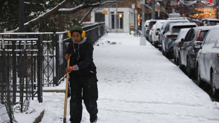 New York (United States), 16/01/2024.- A worker shovels snow in Lower Manhattan during the first snowfall in New York City in 2024, in New York, New York, USA, 16 January 2024. New York City is expected to get 1-2 inches of snow accumulation. (Nueva York) EFE/EPA/Peter Foley