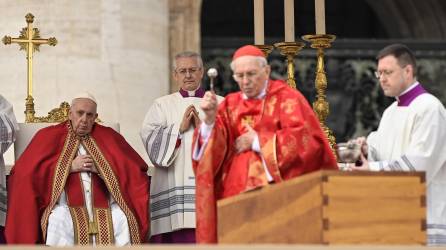 El Papa Francisco durante la bendición por parte del cardenal Giovanni Battista del féretro durante el funeral por el Papa emérito Benedicto XVI (Joseph Ratzinger) en la Plaza de San Pedro, Ciudad del Vaticano, este 05 de enero 2023.