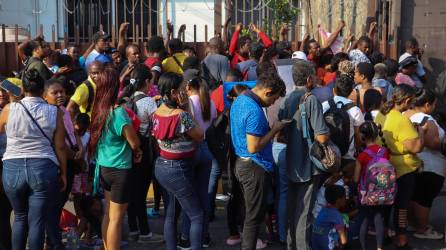 MEX2350. TAPACHULA (MÉXICO), 19/03/2024.- Migrantes permanecen en las instalaciones de la Comisión Mexicana de Ayuda a Refugiados (Comar), este martes en la ciudad de Tapachula, en Chiapas (México). Miles de migrantes, en su mayoría de Haití y Honduras, saturaron este martes las oficinas de Comar en la frontera sur de México, lo que provocó enfrentamientos por la disputa de los espacios para recibir atención. EFE/Juan Manuel Blanco