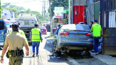 <b>Los dueños de los carros deben pagar una multa de L3,000 más L800 por grúa.</b>