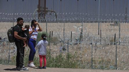 Una familia colombiana permanece en la linea divisoria entre México y EEUU, en la ciudad Juárez, en el estado de Chihuahua.