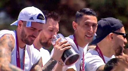 Los jugadores de la Selección Argentina celebran en una caravana en medio de millones de aficionados argentinos por las calles de Buenos Aires. Messi y compañía festejan a lo grande, tomando alcohol y otro dejó una polémica imagen.