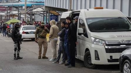 Miembros del Instituto Nacional de Migración (INM) y de la Guardia Nacional trasladan a migrantes hacia campamentos ubicados en Tijuana (México).