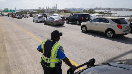 Este miércoles, la Policía de Miami-Dade busca al responsable de disparar contra la mujer.