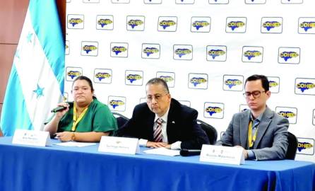 Ana Herrera, Santiago Herrera y Ricardo Matamoros durante la conferencia de prensa. Foto: Cohep