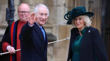 El rey Carlos III del Reino Unido asistió este domingo con la reina Camila al servicio religioso de Pascua en la iglesia de San Jorge del castillo de Windsor, en su primer acto público desde que se anunciara el 5 de febrero su diagnóstico de cáncer.