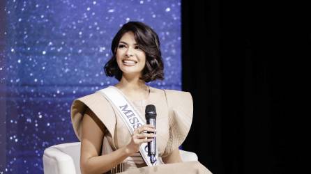 La nicaragüense Sheynnis Palacios, actual Miss Universo, se presentó este martes durante una conferencia de prensa en San José (Costa Rica). Palacios llegó este lunes a Costa Rica donde celebrará la belleza, la diversidad y el empoderamiento femenino en la región centroamericana, según los organizadores de su visita, que explicaron que la beldad solo cumplirá compromisos privados, unido a una conferencia de prensa el martes, para la cual no se tienen entradas a la venta y es de cupo limitado.