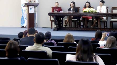 <b>Empleados del Poder Judicial, OACNUDHy Cáritas de Honduras durante el lanzamiento del diplomado.</b>