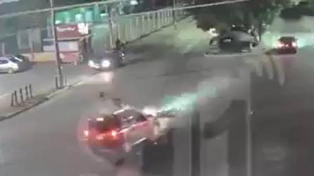 VIDEO: Captan accidente entre motocicleta y vehículo en barrio Las Palmas