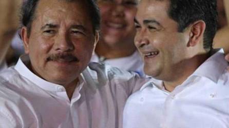 Fotografía de archivo muestra a Juan Orlando Hernández, expresidente de Honduras, junto a Daniel Ortega, cuestionado gobernante de Nicaragua.