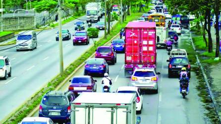 Pese a que el bulevar del sur es el que más carga vehicular recibe tanto de vehículos particulares como de carga pesada. Fotos: Franklin Muñoz.