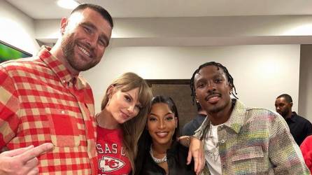 Travis Kelce y Taylor Swift junto a sus amigos durante un partido de los Chiefs.