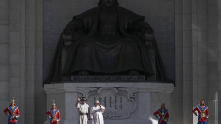 El Papa Francisco asiste a una ceremonia de bienvenida con el presidente mongol Ukhnaagiin Khurelsukh, frente a la estatua de Genghis Khan en el Palacio de Estado en la plaza Sukhbaatar en Ulán Bator, Mongolia, este sábado.EFE/CIRO FUSCO
