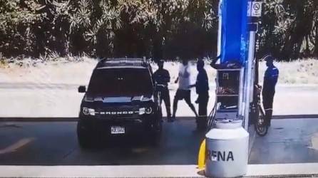 Se desconoce por qué el conductor de la camioneta reaccionó violentamente contra el empleado de la estación gasolinera.