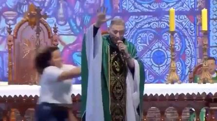 Video: Mujer golpea a sacerdote en plena misa