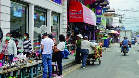 Comercios funcionaron como habitualmente lo hacen. Fotos: Amílcar Izaguirre y Andro Rodríguez