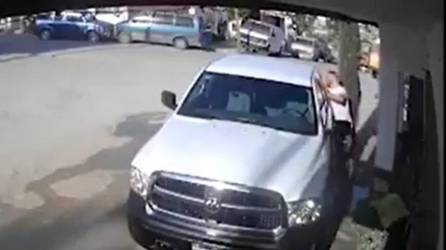VIDEO: Sicario matan a hombre cuando limpiaba su camioneta