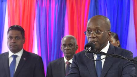 El Primer Ministro interino Michel Patrick Boisvert, habla ante los miembros del Consejo Presidencial de Transición de Haití durante una ceremonia este jueves en Puerto Príncipe.
