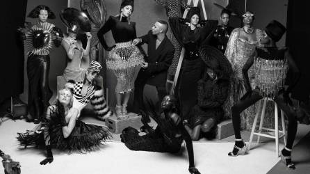 La cantante posa con el director creativo de Balmain, Olivier Rousteing, con las modelos de la campaña de su colección Renaissance.