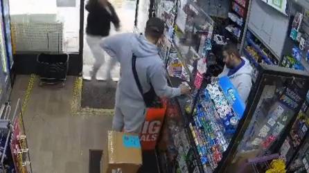 VIDEO: Hombre ataca a otro con un martillo en una tienda