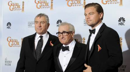El célebre cineasta estadounidense Martin Scorsese, en medio de los legendarios actores norteamericanos Leonardo DiCaprio y Robert De Niro, en Los Ángeles (California, EE.UU.).