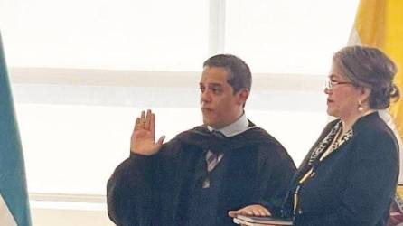 El Doctor Odir Aarón Fernández Flores, fue juramentado este martes como rector magnífico de la Universidad Nacional Autónoma de Honduras por un período de cuatro de años.