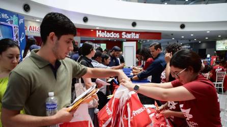 Entregas. Los patrocinadores se encargaron de sorprender a cada uno de los atletas presentes que estarán en la Maratón La Prensa.