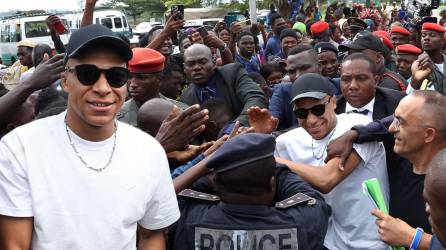 Kylian Mbappé fue ovacionado por centenares de aficionados a su llegada a Camerún el jueves para una visita que incluye actos caritativos y un recorrido por el pueblo de su padre, según constató un periodista de la AFP.