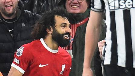Mohamed Salah celebrando su gol en Anfield durante el Liverpool vs Newcastle.