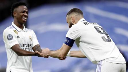 Karim Benzema celebrando su gol ante Liverpool con Vinicius.