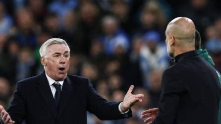 Ancelotti con Pep Guardiola durante el Manchester City vs Real Madrid.