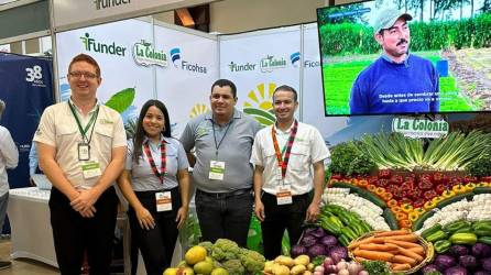 Representantes de Ficohsa, Supermercados La Colonia y Funder presentes en Agromercados 2023.